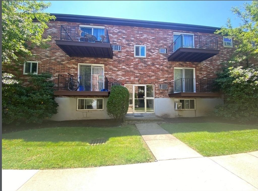 25 Westgate Rd 2, Boston, MA 02467