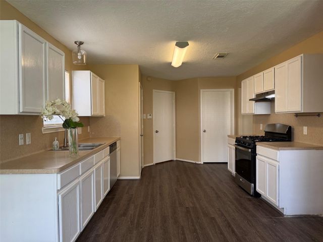 1411 Hallcroft Ln Lane, Houston, TX 77073