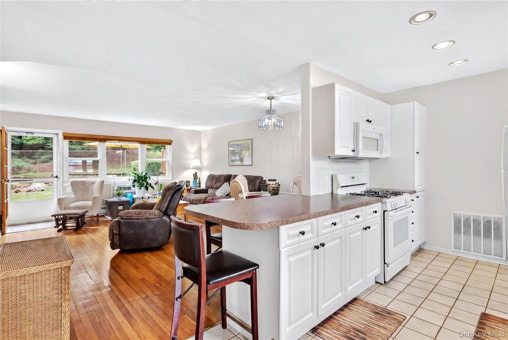 671 Pelham Road D9, New Rochelle, NY 10805 — photo 4