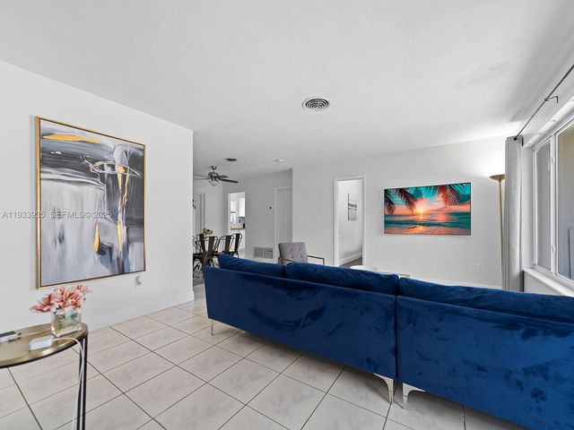 560 NE 161st St 0, Miami, FL 33162