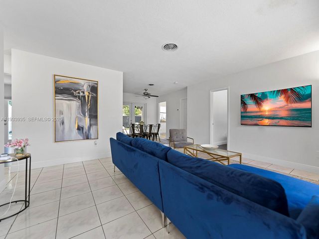 560 NE 161st St 0, Miami, FL 33162