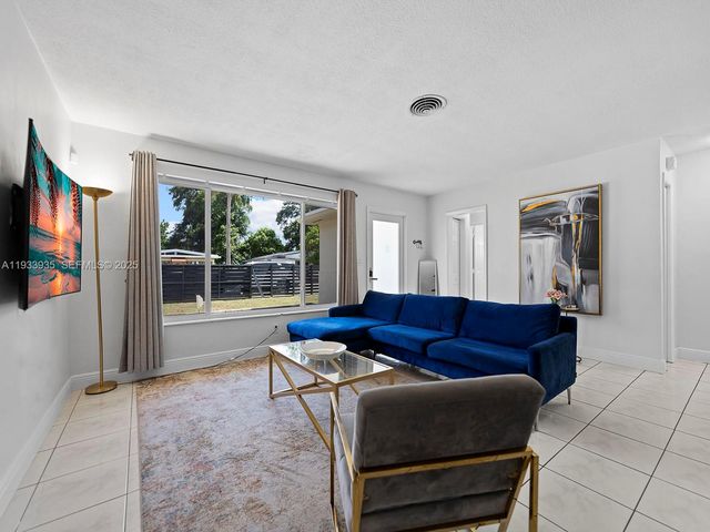 560 NE 161st St 0, Miami, FL 33162