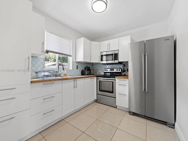 560 NE 161st St 0, Miami, FL 33162