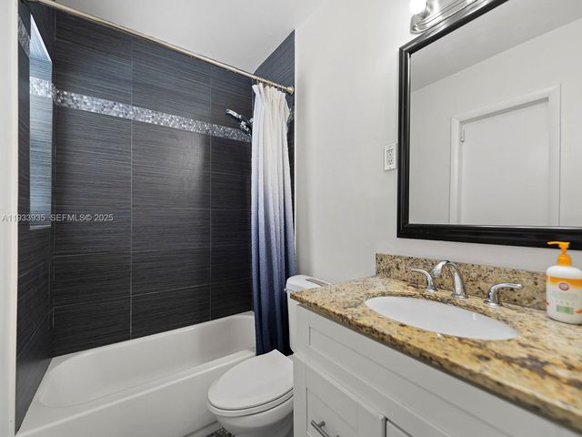 560 NE 161st St 0, Miami, FL 33162