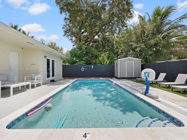 560 NE 161st St 0, Miami, FL 33162