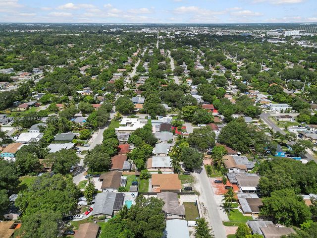 560 NE 161st St 0, Miami, FL 33162