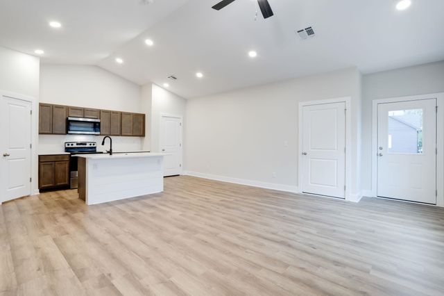 818 S Jay St, Valley Center, KS 67147