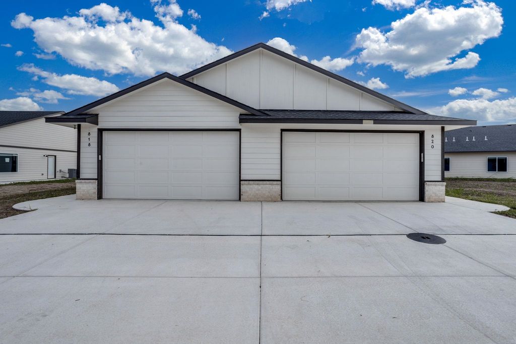 818 S Jay St, Valley Center, KS 67147