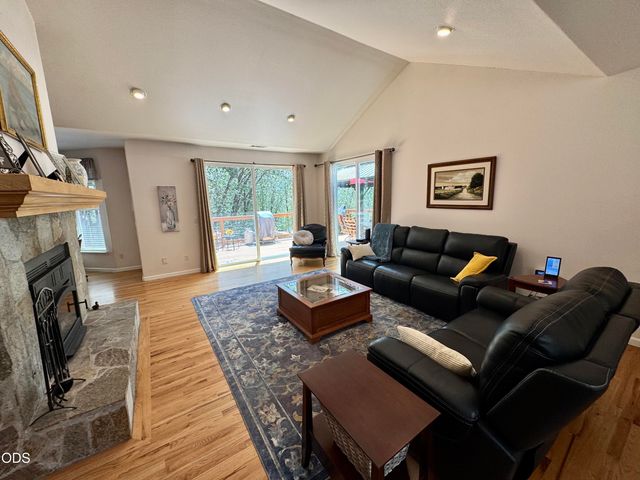155 El Camino Way, Grants Pass, OR 97526