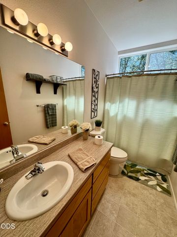 155 El Camino Way, Grants Pass, OR 97526