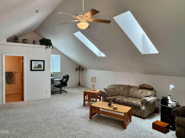 155 El Camino Way, Grants Pass, OR 97526