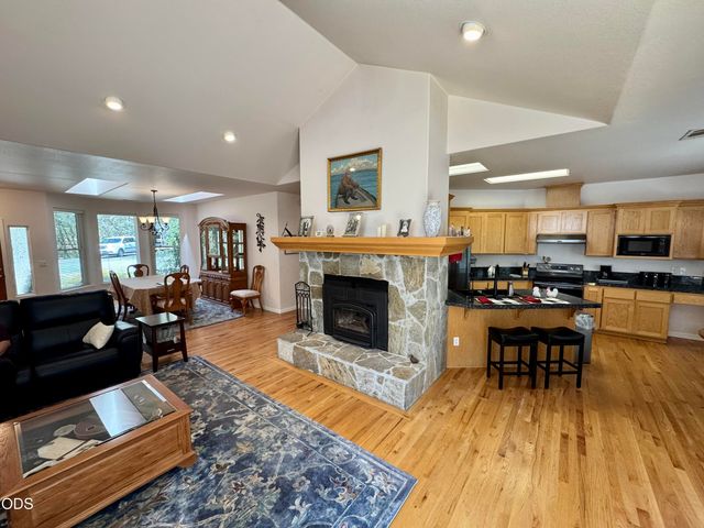155 El Camino Way, Grants Pass, OR 97526
