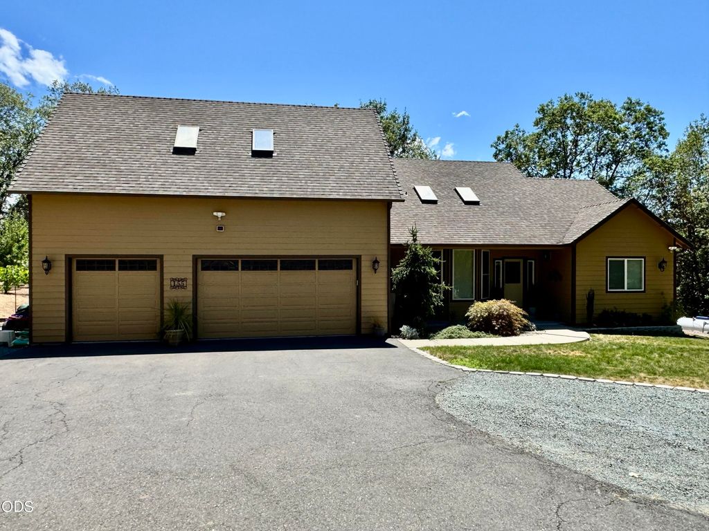 155 El Camino Way, Grants Pass, OR 97526