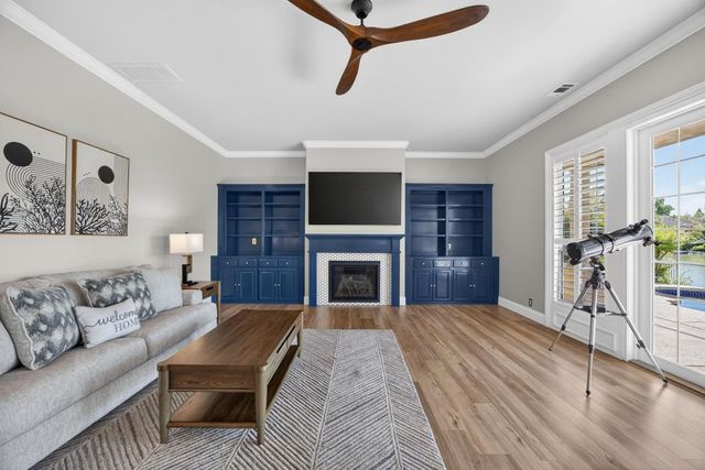 7672 Marina Cove Dr, Sacramento, CA 95831