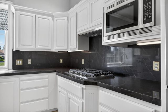 7672 Marina Cove Dr, Sacramento, CA 95831