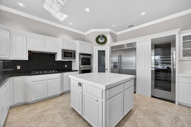 7672 Marina Cove Dr, Sacramento, CA 95831