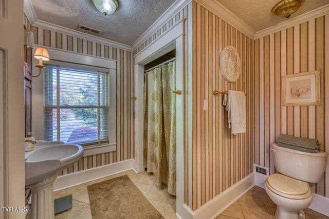 1505 West Lakeview Drive, Johnson City, TN 37601