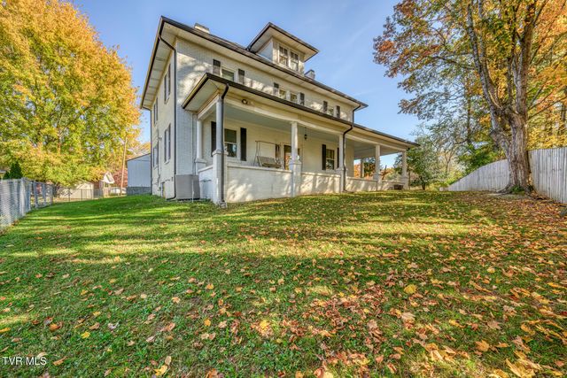 1505 West Lakeview Drive, Johnson City, TN 37601