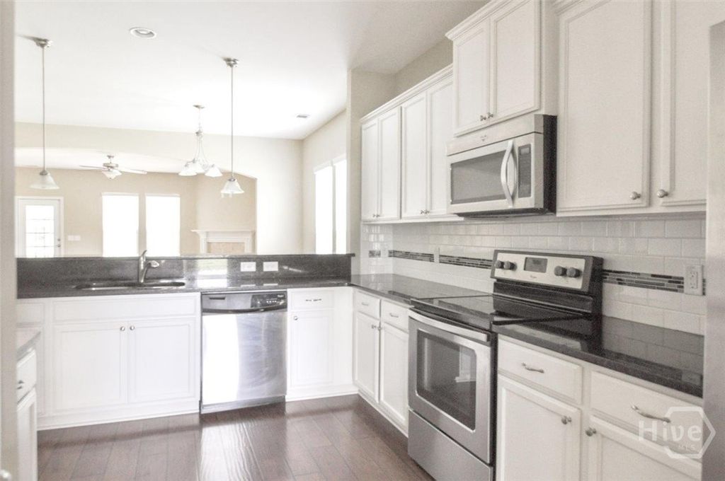 Image 12 of property listing at 8 Lonnie Drive, Richmond Hill, GA 31324