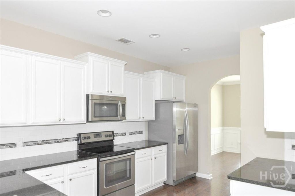 Image 13 of property listing at 8 Lonnie Drive, Richmond Hill, GA 31324