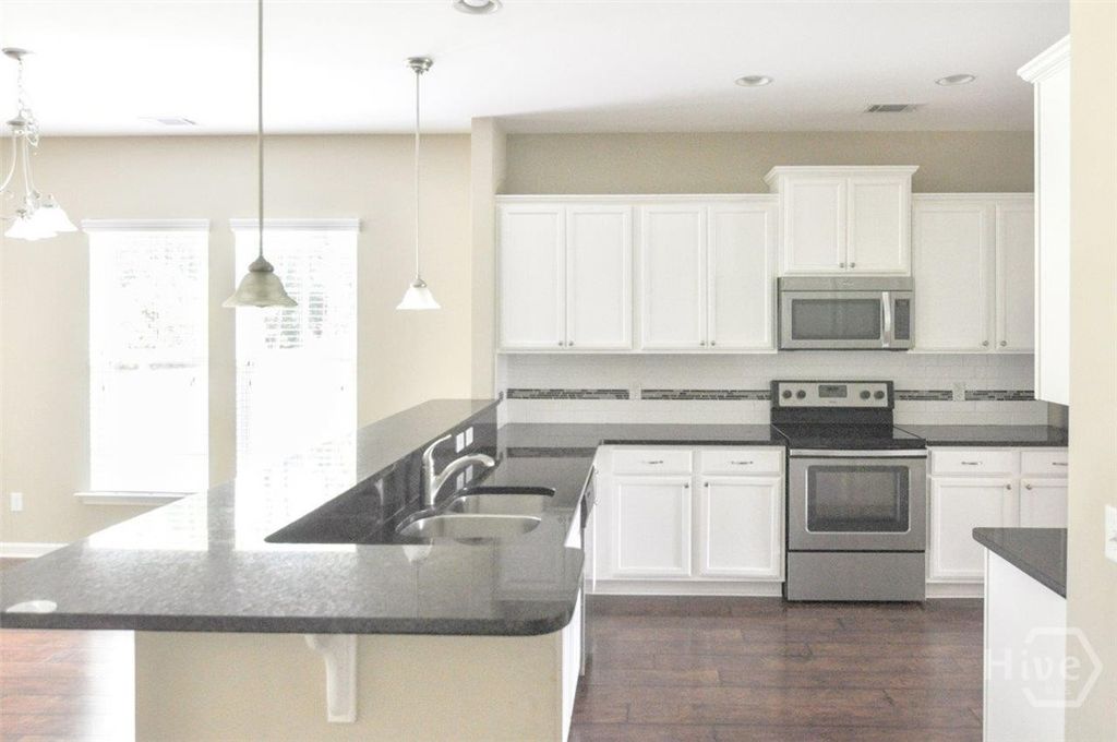 Image 15 of property listing at 8 Lonnie Drive, Richmond Hill, GA 31324