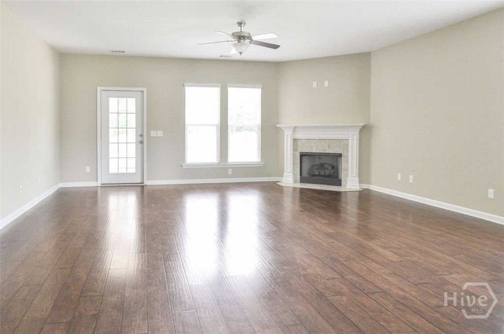 Image 4 of property listing at 8 Lonnie Drive, Richmond Hill, GA 31324