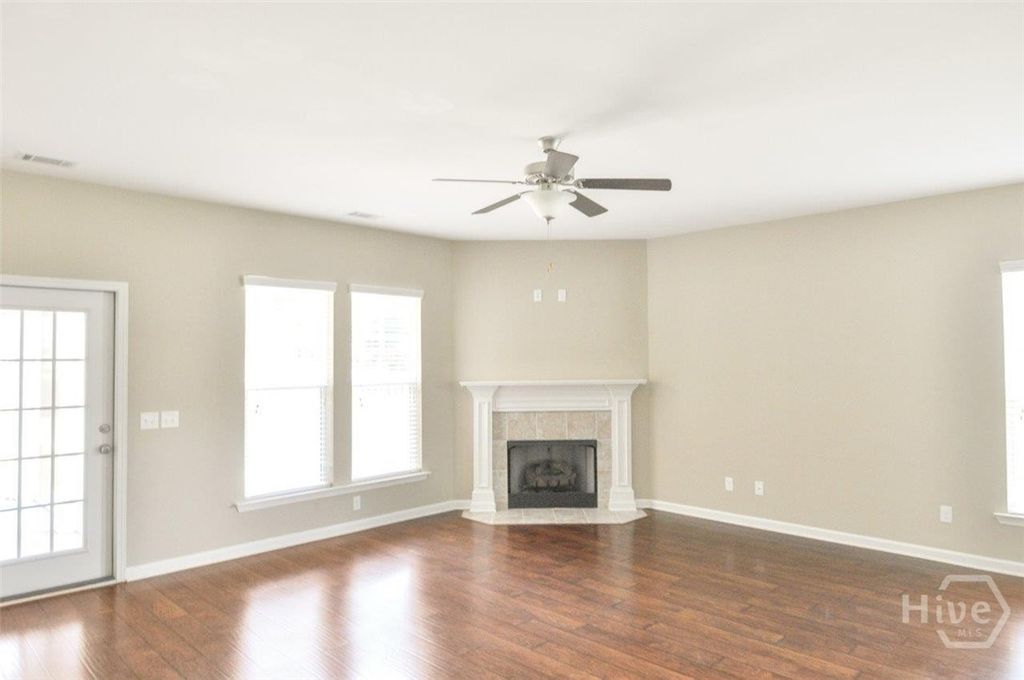 Image 6 of property listing at 8 Lonnie Drive, Richmond Hill, GA 31324