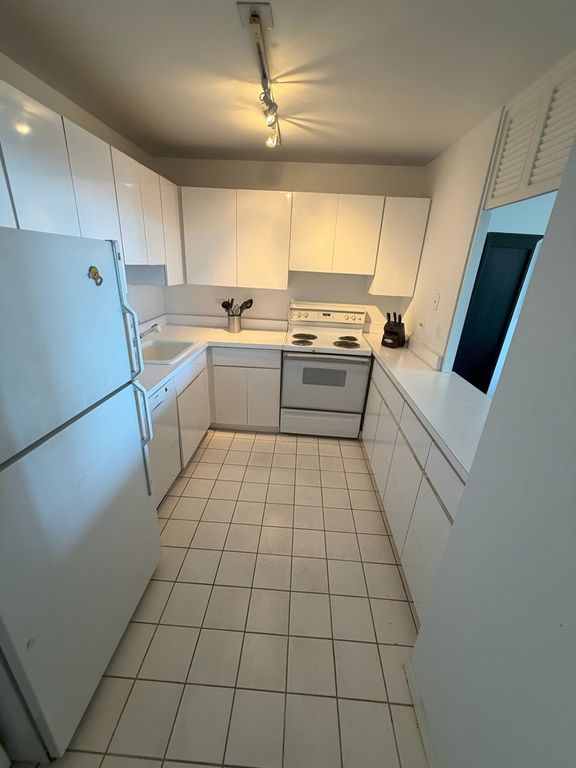 1560 N Sandburg Terrace 2808J, Chicago, IL 60610 — photo 3
