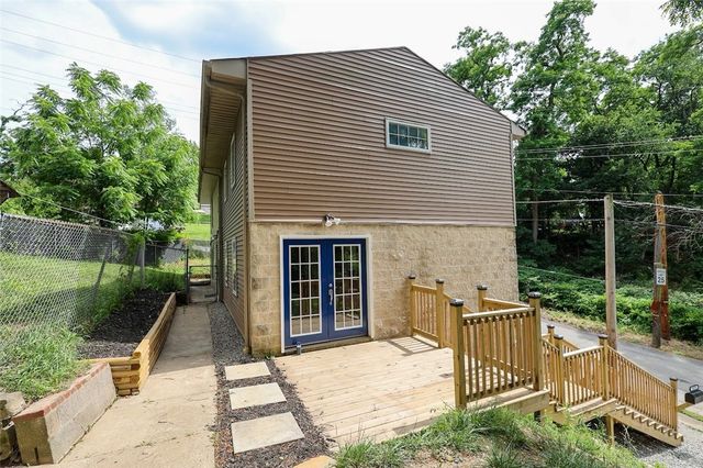 2373 Hopeland St, Carrick, PA 15210