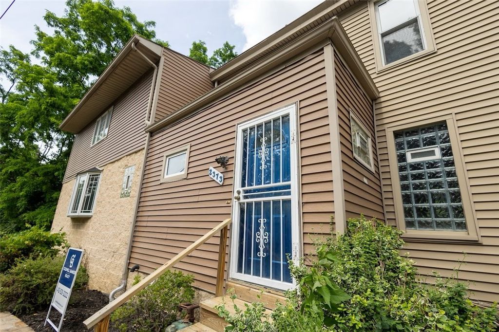 2373 Hopeland St, Carrick, PA 15210