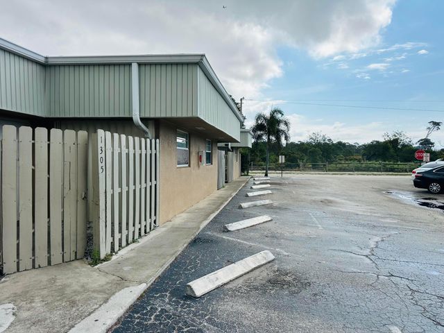 1305 Gateway Drive G-2, Lantana, FL 33462