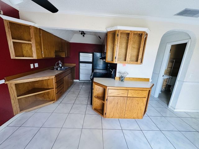 1305 Gateway Drive G-2, Lantana, FL 33462