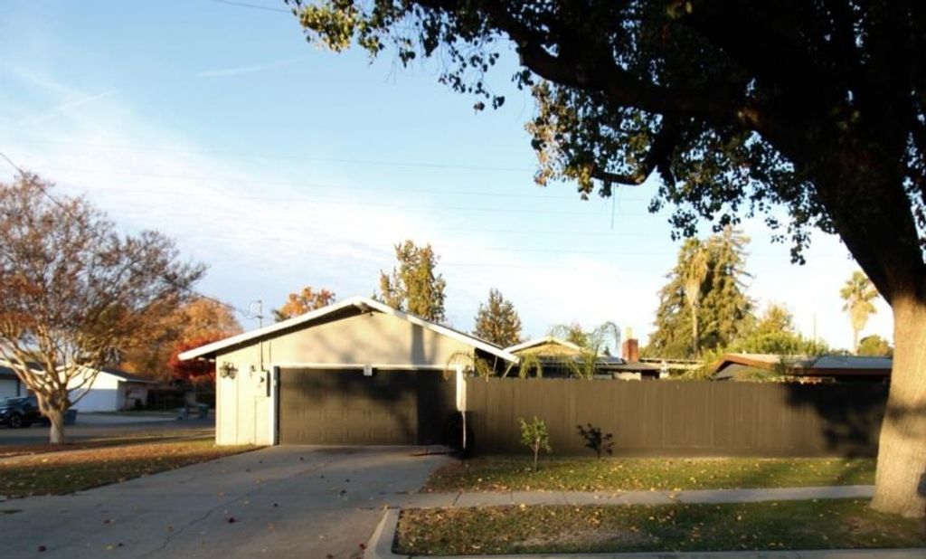 Image 3 of property listing at 3662 N Angus Street, Fresno, CA 93726