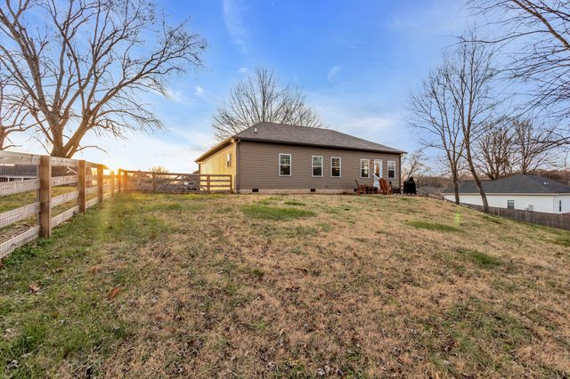 724 Redwood Cir, Columbia, TN 38401