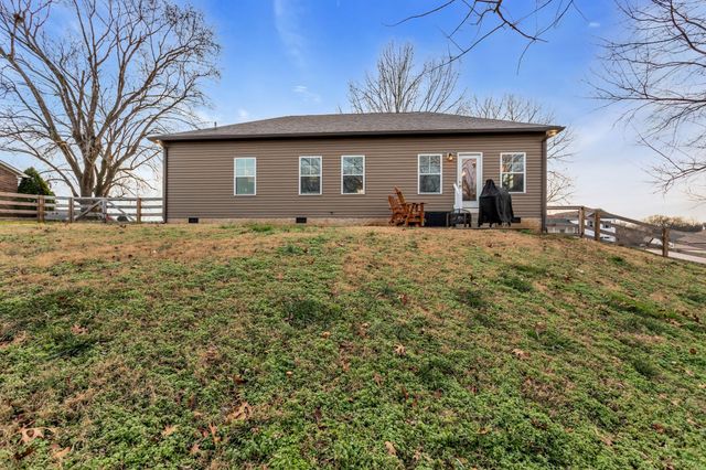 724 Redwood Cir, Columbia, TN 38401