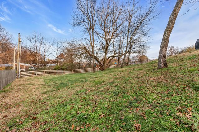 724 Redwood Cir, Columbia, TN 38401