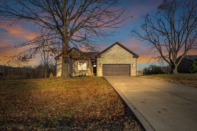 724 Redwood Cir, Columbia, TN 38401