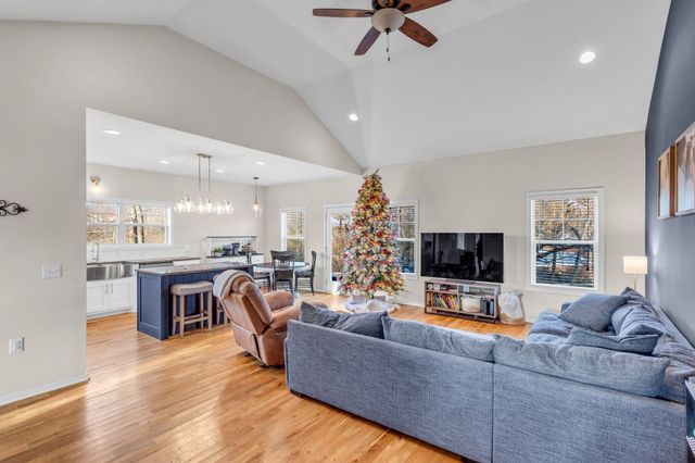 724 Redwood Cir, Columbia, TN 38401