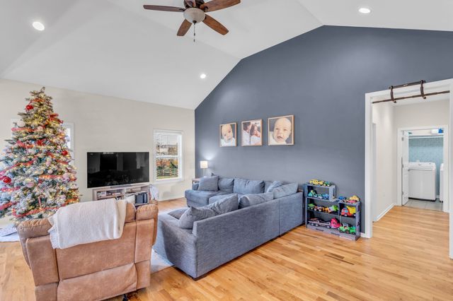 724 Redwood Cir, Columbia, TN 38401