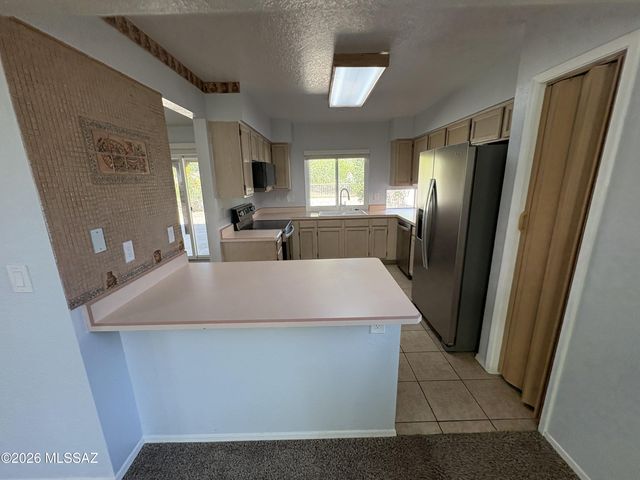 681 N Hearthside Lane, Tucson, AZ 85748