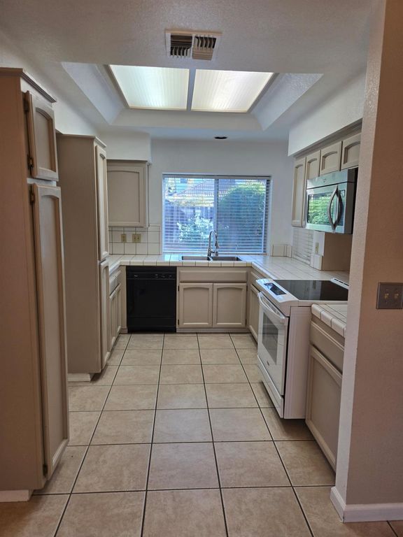 Image 11 of property listing at 1415 E Portland Avenue, Fresno, CA 93720