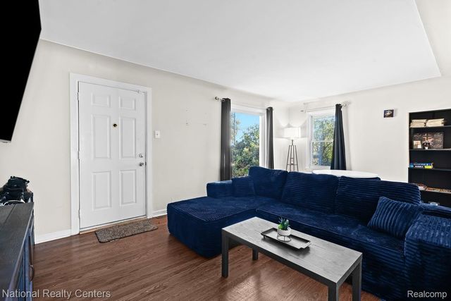 22109 Hawthorne Street, Farmington, MI 48336