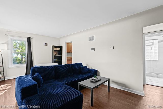 22109 Hawthorne Street, Farmington, MI 48336