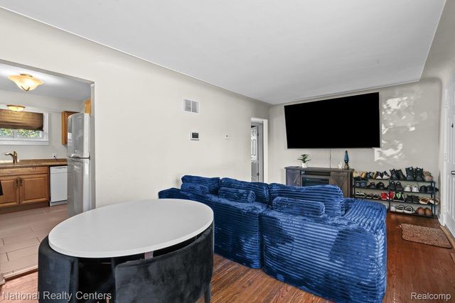 22109 Hawthorne Street, Farmington, MI 48336