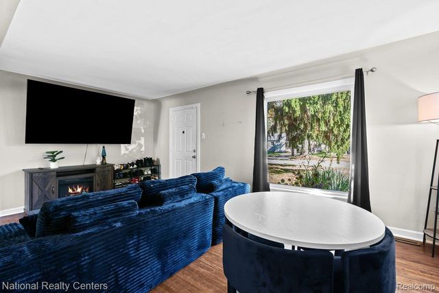 22109 Hawthorne Street, Farmington, MI 48336