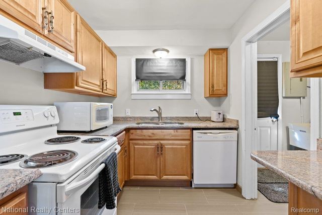 22109 Hawthorne Street, Farmington, MI 48336