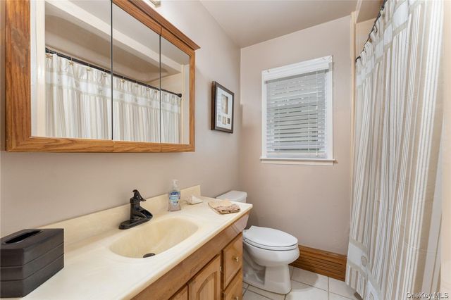 8 Wakeman Court, Hampton Bays, NY 11946