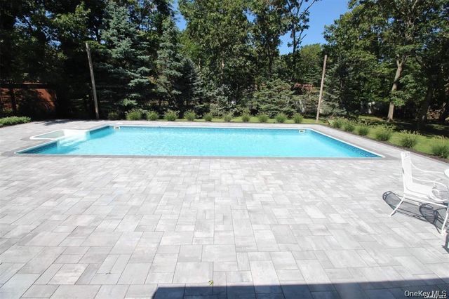 8 Wakeman Court, Hampton Bays, NY 11946