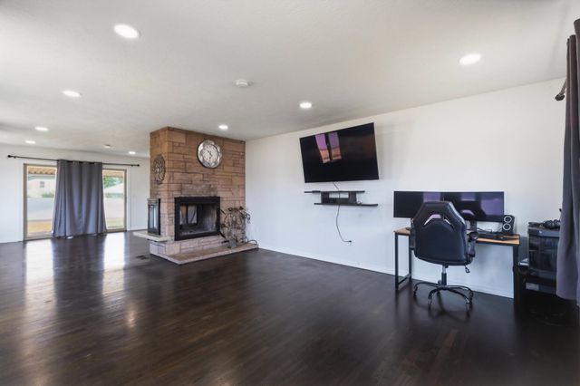 11 N Barker Rd, Greenacres, WA 99016