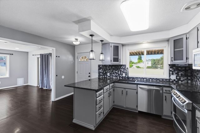 11 N Barker Rd, Greenacres, WA 99016